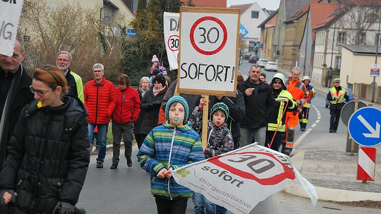 Mitten im Feierabendverkehr am Freitag demonstrierten rund 50 Teilnehmer auf der B19.