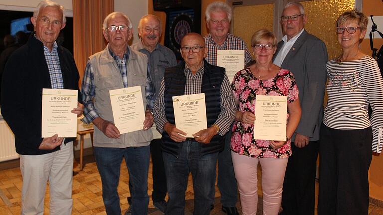 Die geehrten Mitglieder der Siedlervereinigung (von links): Herbert Amberger (50 Jahre), Kurt Rosenberger (50 Jahre), Reinhart Ermann (40 Jahre), Peter Bieniussa (20 Jahre), Hans Dieter Wagner (20 Jahre), Lioba Hartmann (30 Jahre) zusammen mit dem stellvertretenden Bezirksvorsitzenden Herbert Stapff und der Vorsitzenden Elisabeth Schinzel.