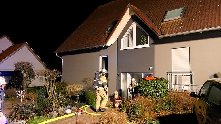 In diesem Mehrfamilienhaus in Reckertshausen kam es am späten Samstagabend zu einem Schmorbrand in einer Küche.