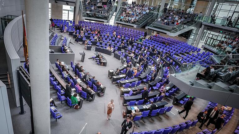 Bundestag.jpeg - Für die Parteien gibt es wieder mehr Großspenden. Bundestag.jpeg - Für die Parteien gibt es wieder mehr Großspenden.