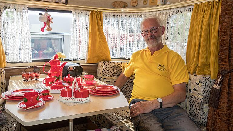 Rund 60 Gespanne, bei denen oft nicht nur der Wohnanhänger ein Oldie war, sondern auch das Zugfahrzeug, kamen zum Camping-Oldie-Treffen nach Hofstetten. Camper wie Martin Zabel zeigten ihre Schmuckstücke gern.