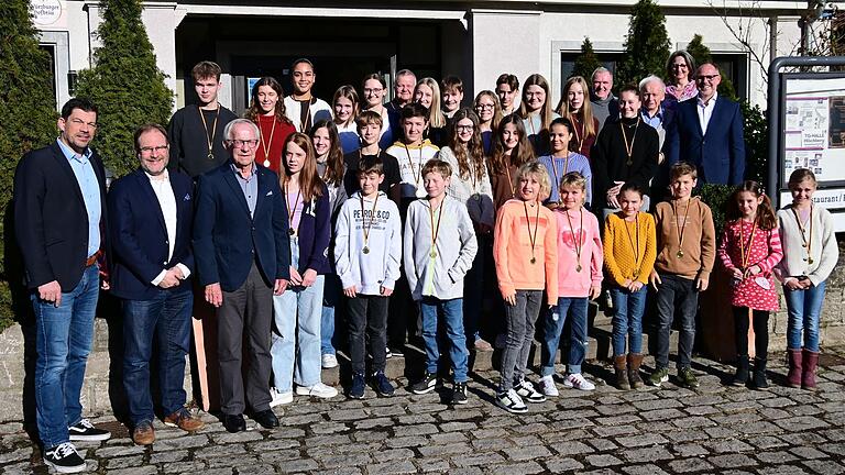 Den erfolgreichen Jugendsportlern der Turngemeinde Höchberg gratulierten Bürgermeister Alexander Knahn (links) und der Vorsitzende der TGH Dietrich Polzin (Vierter von links) zusammen mit Gabi Ries und Stefan Göbel (rechts außen) vom Vorstand sowie den Abteilungsleitern der Tochtervereine.