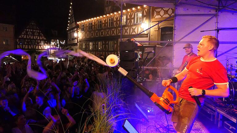 Die Band 'Die Gerchlis' hatten einen ganz besonderen Apparat dabei, der beim Zeiler Weinfest zusätzlich für Stimmung sorgte. Die Band 'Die Gerchlis' hatten einen ganz besonderen Apparat dabei, der beim Zeiler Weinfest zusätzlich für Stimmung sorgte.