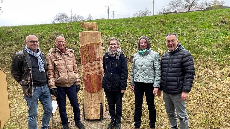 Neue Skulpturen aufgestellt (von links) Bernhard Gößmann-Schmitt (Vorsitzender Verein Erlebenskunst), Dr. Joachim Galuska, Johanna Barth, Annette Scheder und Bürgermeister Thomas Hack.       -  Neue Skulpturen aufgestellt (von links) Bernhard Gößmann-Schmitt (Vorsitzender Verein Erlebenskunst), Dr. Joachim Galuska, Johanna Barth, Annette Scheder und Bürgermeister Thomas Hack.