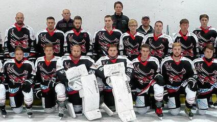 Auf den Saissonstart des ESC Haßfurt am Freitag beim EHC Nürnberg freuen sich (hinten von links) Max Hildenbrand, Marco Hildenbrand, Ingo Krapf, Betreuer Herbert Lutz, Frederic Rambacher, Pascal Marx, Trainer Martin Reichert, Daniel Wildenauer, Betreuer Ralf Eichmeier, Phillip Bates, Ilja Kinereisch, Michael Breyer und Georg Lang sowie (vorne von links) Manuel Kurz, Lucas-Andreas Thebus, Alexander Stahl, Martin Hildenbrand, Martin Köhler, Alexander Behr, Fabian Vollert und Kilian Hümmer. Es fehlen David Franek, Jan Slivka, Michael Rister, Matthias Rister, Christian Dietrich sowie die Betreuer Johannes Roß und Bernd Keller.