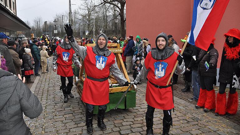 Helau! Die Faschingswagen werden handgezogen.&nbsp;