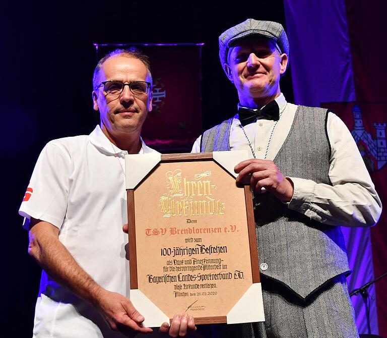 Zum 100. Geburtstag überreichte der Kreisvorsitzende des BLSV Klaus Greier (links) eine Ehrenurkunde an den TSV Vorsitzenden Jürgen Maul. Zum 100. Geburtstag überreichte der Kreisvorsitzende des BLSV Klaus Greier (links) eine Ehrenurkunde an den TSV Vorsitzenden Jürgen Maul.