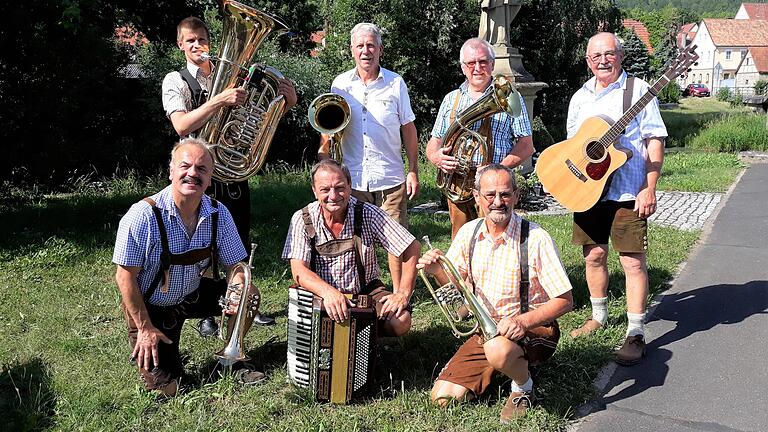 Das sind die Rhöner Rucksackmusikanten: hinten Michael Kleinhenz (Tuba), Peter Kleinhenz (Tenorhorn), Erwin Wehner (Bariton), Ludwig Kleinhenz (Gitarre) und vorne Stefan Matthes (Trompete), Albert Gabel (Akkordeon) und Berthold Albert (Trompete ).&nbsp;