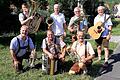 Das sind die Rhöner Rucksackmusikanten: hinten Michael Kleinhenz (Tuba), Peter Kleinhenz (Tenorhorn), Erwin Wehner (Bariton), Ludwig Kleinhenz (Gitarre) und vorne Stefan Matthes (Trompete), Albert Gabel (Akkordeon) und Berthold Albert (Trompete ).&nbsp;