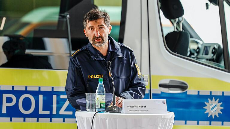 Über 380 Personen demonstrierten am Mittwoch ohne Maske und Abstand gegen die Corona-Maßnahmen in Würzburg. Matthias Weber, Chef der Würzburger Polizei, reagiert nun.&nbsp;