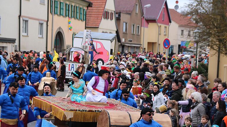 Aladin und sein Gefolge ziehen ein.       -  Aladin und sein Gefolge ziehen ein.