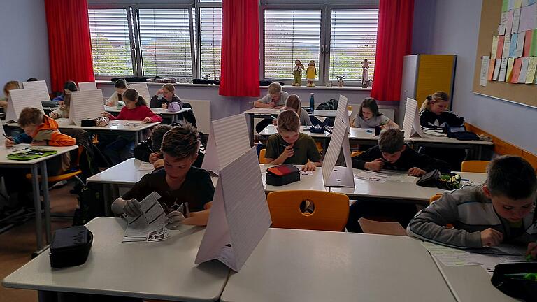 Schülerinnen und Schüler der Klasse 5a bearbeiteten fleißig die Aufgaben von „The Big Challenge“.