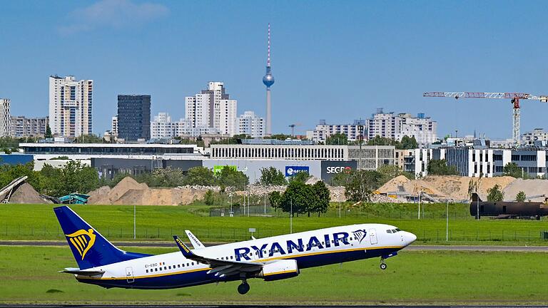 Abflug von Ryanair       -  Ein Flugzeug der Fluggesellschaft Ryanair startet vom Hauptstadtflughafen Berlin Brandenburg BER.