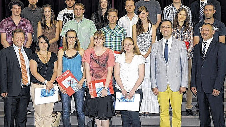 250 Azubis feierlich verabschiedet       -  (mr)   Festredner Christoph Schleunung (rechts) von der Schleunungsdruck GmbH Marktheidenfeld vermittelte bei der Zeugnisverleihung in der Franz-Oberthür-Schule den Berufsschulabsolventen Zuversicht. Durch den demografischen Wandel würden in allen Bereichen gut ausgebildete Fachkräfte benötigt. 250 Schülerinnen und Schüler aus 18 Klassen hatten mit Erfolg die Berufsschulabschlussprüfung zum Sommertermin bestanden. Schulleiter Uwe Tutschku (links) und Stadtschulrat Muchtar beglückwünschten die 21 Klassenbesten. Sechs von ihnen konnten sich über die Traumnote 1,0 freuen: Vier Auszubildende aus der Gastronomie Nadine Englert (Best Western Premier Parkhotel, Bad Mergentheim), Martina Fröhlich (Accor Novotel, Würzburg), Christin Thoma (Schlosshotel Steinburg, Würzburg) und Michael Kizmann (Maritim Hotel, Würzburg), sowie von den Fleischern  André Bethge (Franken Gut GmbH, Rottendorf) und als Schüler mit vorzeitiger Prüfung im Bereich Mechatronik Robert Hein (SSI Schäfer Noell GmbH, Giebelstadt).