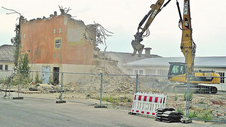 Dieser Tage wurde der alte Späne-Turm auf dem Gelände der OFF-Möbelwerke Hund abgerissen. Dort sollen später Mitarbeiterparkplätze entstehen. Foto Catherine Rippstein