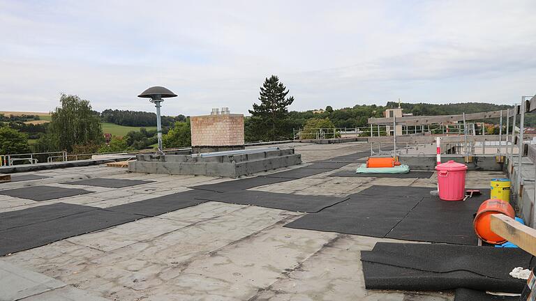 Platz für eine Fotovoltaikanlage mit 63 Modulen und einer Maximalleistung von 20 Kilowatt ist auf dem Dach der Grundschule Thüngen.