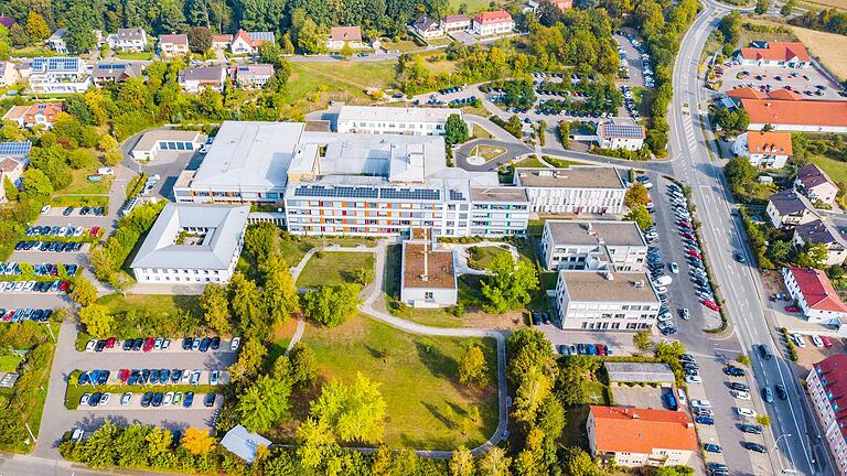 Blick aus der Luft auf das Krankenhaus in Haßfurt (Archivbild). Die Haßberg-Kliniken waren in der Vergangenheit immer wieder auf hohe Zuschüsse des Landkreises angewiesen.