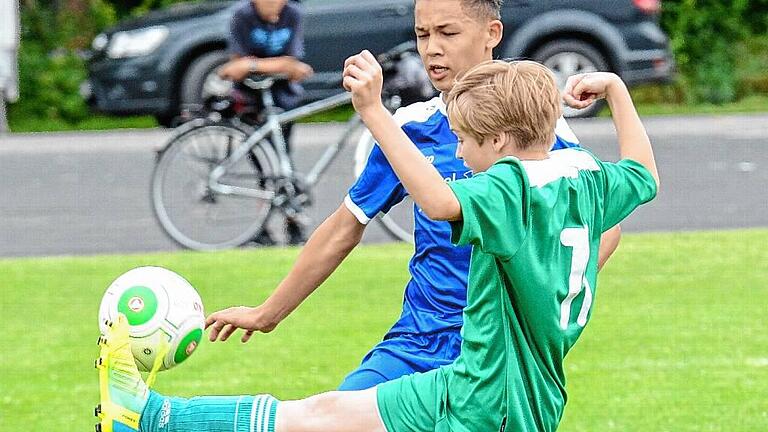 spo-Jgd-HAB-SSP_8516       -  Gleich zwei Siege gingen bei der Hammelburger Junioren-Stadtmeisterschaft an die SG Ober-/Untererthal. Allerdings nicht bei den U-13-Kickern, obwohl die Spielgemeinschaft hier sogar mit zwei Teams vertreten war. Unser Bild stammt aus dem direkten SG-Duell.