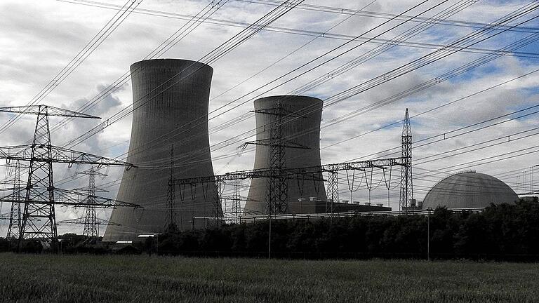 Seit 1000 Tagen dampfen die Kühltürme des Atomkraftwerks Grafenrheinfeld nicht mehr. Dort wird derzeit der Rückbau vorbereitet. Geht es nach dem Wunsch von Werksleiter Bernd Kaiser, könnten die Türme sehr bald verschwinden &ndash; per Sprengung.