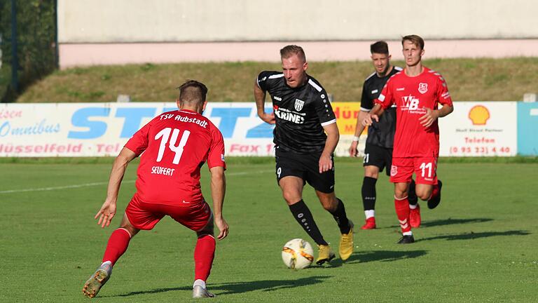 Testspiele – im Bild eine Szene aus der Partie 1. FC Sand gegen TSV Aubstadt – finden derzeit noch vor leeren Rängen statt. Wenn in knapp drei Wochen die Saison im Amateurfußball wieder aufgenommen werden soll, erhoffen sich der Bayerische Fußballverband und auch die Vereine aber wieder Zuschauer.&nbsp;