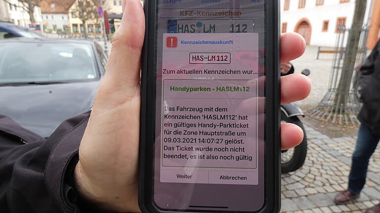 Auf der App der Verkehrsüberwachung wird in Echtzeit angezeigt, ob für ein Fahrzeug ein digitaler Parkschein gelöst wurde und ob dieser noch gültig ist. Auf der App der Verkehrsüberwachung wird in Echtzeit angezeigt, ob für ein Fahrzeug ein digitaler Parkschein gelöst wurde und ob dieser noch gültig ist.
