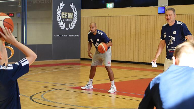 Star-Besetzung: Alex King und Steve Hutchinson übernahmen das Basketball-Training.&nbsp;