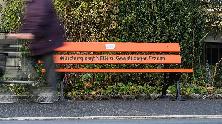Blick auf eine orangefarbene Bank am Ende der Alten Mainbrücke in Würzburg. Die auffälligen Sitzgelegenheiten setzen ein Zeichen gegen Gewalt an Frauen im Stadt- und Landkreis Würzburg. Blick auf eine orangefarbene Bank am Ende der Alten Mainbrücke in Würzburg. Die auffälligen Sitzgelegenheiten setzen ein Zeichen gegen Gewalt an Frauen im Stadt- und Landkreis Würzburg.