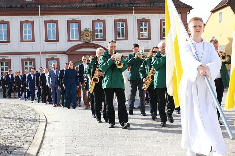 Kommunion 2024 in Wiesentheid - 25 Kinder aus fünf Ortschaften empfingen in der Pfarrkirche St. Mauritius ihre erste heilige Kommunion. Kommunion 2024 in Wiesentheid - 25 Kinder aus fünf Ortschaften empfingen in der Pfarrkirche St. Mauritius ihre erste heilige Kommunion.