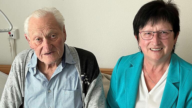 Der Jubilar Helmut Hagen gemeinsam mit der zweiten Bürgermeisterin Annemarie Mauer. Der Jubilar Helmut Hagen gemeinsam mit der zweiten Bürgermeisterin Annemarie Mauer.