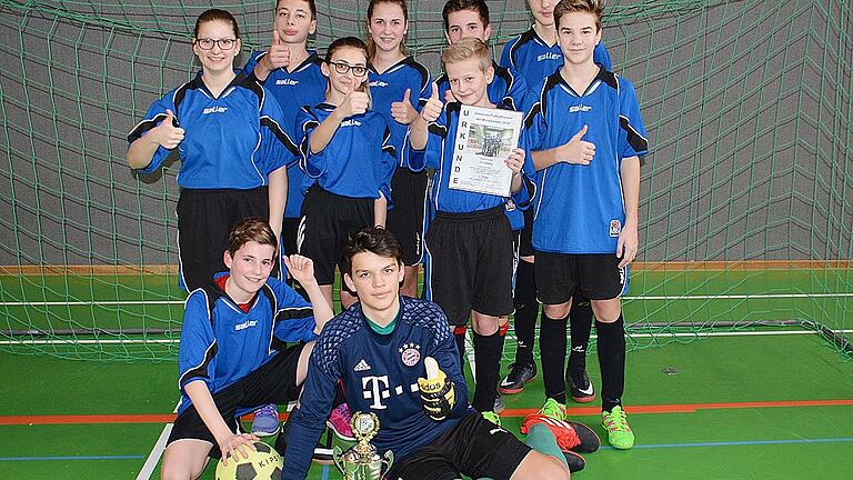 Freuten sich über den Sieg wie die Könige: Die Spieler der Pfarreiengemeinschaft Sandberg.