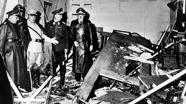 Reichsmarschall Hermann Göring (helle Uniform) und der Chef der 'Kanzlei des Führers', Martin Bormann (links), begutachten die Zerstörung im Führerhauptquartier Wolfsschanze, wo Oberst Stauffenberg am 20. Juli 1944 eine Sprengladung zündete, mit der Absicht Hitler zu töten. Reichsmarschall Hermann Göring (helle Uniform) und der Chef der 'Kanzlei des Führers', Martin Bormann (links), begutachten die Zerstörung im Führerhauptquartier Wolfsschanze, wo Oberst Stauffenberg am 20. Juli 1944 eine Sprengladung zündete, mit der Absicht Hitler zu töten.