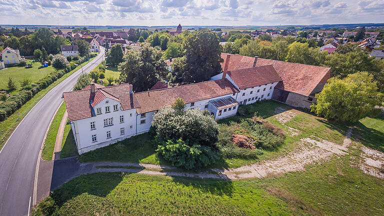 Die beiden Eigentümerinnen wollen den alten Gutshof am nördlichen Ortsrand von Giebelstadt, hier in einer Aufnahme aus dem vergangenen Sommer, wiederbeleben und zu einem sozialen Treffpunkt für die Gemeinde machen. Die beiden Eigentümerinnen wollen den alten Gutshof am nördlichen Ortsrand von Giebelstadt, hier in einer Aufnahme aus dem vergangenen Sommer, wiederbeleben und zu einem sozialen Treffpunkt für die Gemeinde machen. 