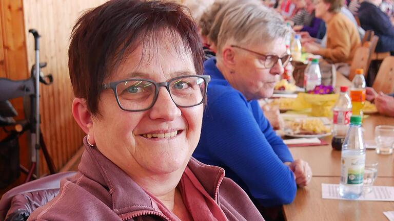 Margarete Winter aus Reith: „Ich gehe sehr gern auf den Landfrauentag, weil es immer ein Tag für mich ist. Von den Referaten kann man immer etwas mit heim nehmen. Heute ging es um das Glück und das Glücklichsein. Das war ein super Thema. Viele Pun... - Margarete Winter aus Reith: „Ich gehe sehr gern auf den Landfrauentag, weil es immer ein Tag für mich ist. Von den Referaten kann man immer etwas mit heim nehmen. Heute ging es um das Glück und das Glücklichsein. Das war ein super Thema. Viele Punkte der Empfehlungen weiß man eigentlich. Aber wenn man sie wieder einmal gesagt bekommt, macht man sie sich bewusster. Am Landfrauentag ist mir auch die Geselligkeit wichtig. Margarete Winter aus Reith: „Ich gehe sehr gern auf den Landfrauentag, weil es immer ein Tag für mich ist. Von den Referaten kann man immer etwas mit heim nehmen. Heute ging es um das Glück und das Glücklichsein. Das war ein super Thema. Viele Pun... - Margarete Winter aus Reith: „Ich gehe sehr gern auf den Landfrauentag, weil es immer ein Tag für mich ist. Von den Referaten kann man immer etwas mit heim nehmen. Heute ging es um das Glück und das Glücklichsein. Das war ein super Thema. Viele Punkte der Empfehlungen weiß man eigentlich. Aber wenn man sie wieder einmal gesagt bekommt, macht man sie sich bewusster. Am Landfrauentag ist mir auch die Geselligkeit wichtig.