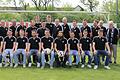 Die Meister-Mannschaft des SV Hüttenheim. Hintere Reihe (von links): Johannes Stadtelmeyer, Dominik Stich, Thorsten Gräf, Erik Emeneth, Marco Fleischer, Jan Willfarth, Holger Götzelmann, Noah Helbig, Pascal Meyer, Maximilian Lang, Patrick Hertel, Andreas Schlegel, Jonas Köller, Betreuer Dietmar Stich, Vorsitzender Wolfgang Stadtelmeyer, Trainer Siegfried Arlt. Vorne: Fabian Köller, Sven Preu, Maximilian Schunke, Steffen Götzelmann, Florian Därr, Markus Hillabrand, Ben Mantlik, Michael Stich und Felix Stein.