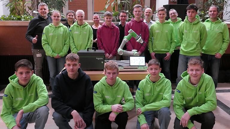 Die Übergabe des Roboterarmes an die Realschule Marktheidenfeld mit Schülern, Lehrer Daniela Cura und Vertretern und Vertreterinnen der Firmen Schneider Electric und Schunk.