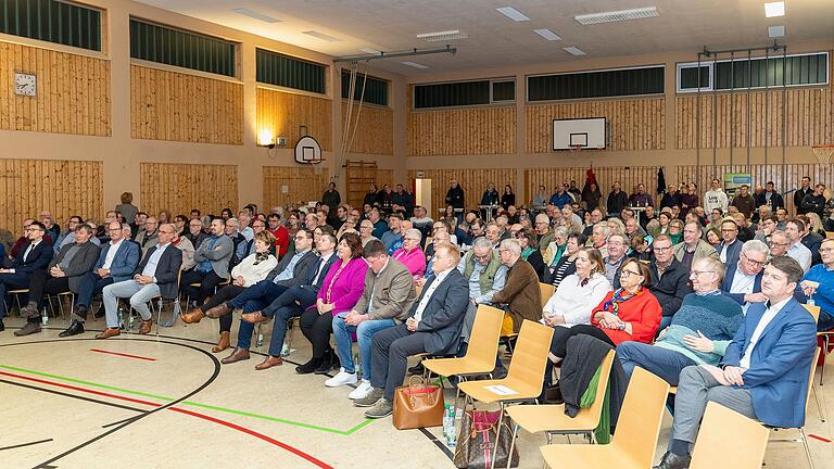 Leer blieben nur die Plätze der Podiums-Diskutanten. Über 200 Interessierte kamen am frühen Freitagabend in die Schondratalhalle. Leer blieben nur die Plätze der Podiums-Diskutanten. Über 200 Interessierte kamen am frühen Freitagabend in die Schondratalhalle.