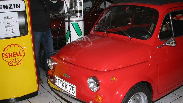 Neben dem Fiat 500 steht im Museum eine alte Tanksäule mit Zweitakter-Mischgerät. Neben dem Fiat 500 steht im Museum eine alte Tanksäule mit Zweitakter-Mischgerät.