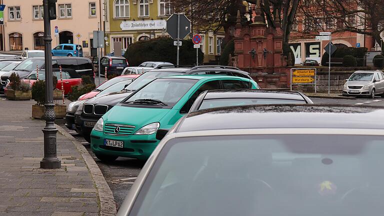 Ist das die Zukunft der Kitzinger Innenstadt? Autos parken dicht an dicht am Königsplatz, ein Großteil der Flächen ist versiegelt. Ist das die Zukunft der Kitzinger Innenstadt? Autos parken dicht an dicht am Königsplatz, ein Großteil der Flächen ist versiegelt.