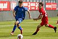 Hannes Heß (Würzburger FV) setzt sich gegen Samuel Röthlein (Würzburger Kickers) durch. Das Duell der Würzburger Mannschaften in der U-19-Bayernliga Nord gewannen die Blauen mit 3:1 gegen die Roten. Das wirkte sich auch auf die Abschlusstabelle der Vorrunde aus.