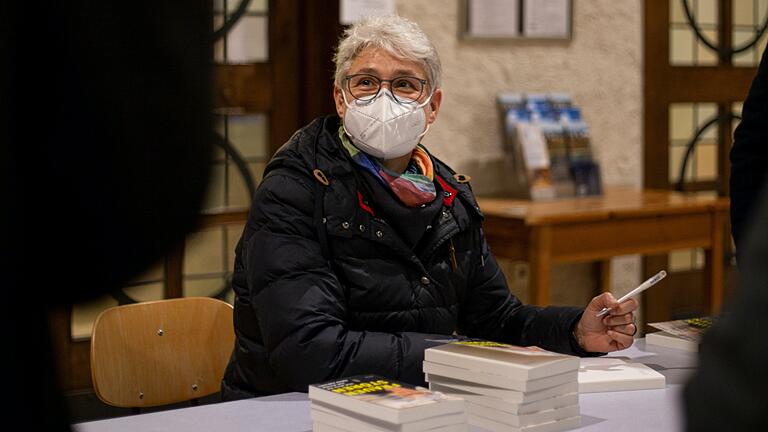 Schwester Katharina Ganz bei der Signierstunde nach der Lesung in der Abteikirche Münsterschwarzach. Schwester Katharina Ganz bei der Signierstunde nach der Lesung in der Abteikirche Münsterschwarzach.