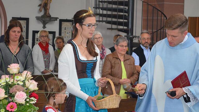 Neupriester Peter Kunz segnet im Beisein von Weinprinzessin Teresa Diener und Lilia Kern die Weintrauben. Neupriester Peter Kunz segnet im Beisein von Weinprinzessin Teresa Diener und Lilia Kern die Weintrauben.