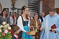 Neupriester Peter Kunz segnet im Beisein von Weinprinzessin Teresa Diener und Lilia Kern die Weintrauben.