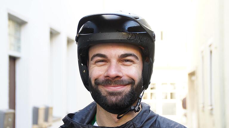 Kalle Frank fährt jeden Tag mit dem Fahrrad zur Arbeit. Dadurch spart er sich nicht nur Geld, sondern hat auch noch Spaß am Arbeitsweg. Kalle Frank fährt jeden Tag mit dem Fahrrad zur Arbeit. Dadurch spart er sich nicht nur Geld, sondern hat auch noch Spaß am Arbeitsweg.