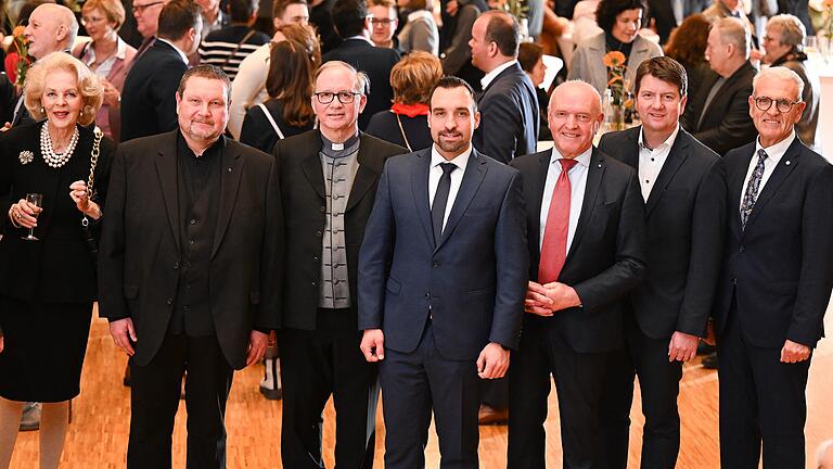 Illustre Runde in der Stadthalle. (Von links) Ines zu Guttenberg, die Kirchenvertreter Karl-Uwe Rasp und Thomas Keßler, Bürgermeister Michael Werner, Landrat Thomas Habermann, Innenstaatssekretär Sandro Kirchner und Altbürgermeister sowie stellvertretender Landrat Bruno Altrichter. Illustre Runde in der Stadthalle. (Von links) Ines zu Guttenberg, die Kirchenvertreter Karl-Uwe Rasp und Thomas Keßler, Bürgermeister Michael Werner, Landrat Thomas Habermann, Innenstaatssekretär Sandro Kirchner und Altbürgermeister sowie stellvertretender Landrat Bruno Altrichter.