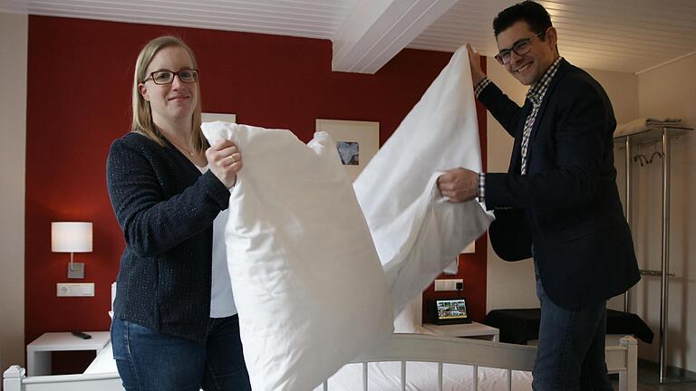 Johanna und Steffen Herdt vom Gasthaus Breitenbach in Römershag sind zufrieden mit den Buchungszahlen des Jahres 2022. Wie andere Gastgeber in der Rhön hoffen sie, dass der Trend sich fortsetzt.       -  Johanna und Steffen Herdt vom Gasthaus Breitenbach in Römershag sind zufrieden mit den Buchungszahlen des Jahres 2022. Wie andere Gastgeber in der Rhön hoffen sie, dass der Trend sich fortsetzt.