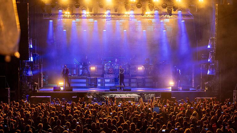 Die Rammstein-Coverband Stahlzeit bot dem Publikum beim Streutal-Festival in Mellrichstadt eine spektakuläre Show. Die Rammstein-Coverband Stahlzeit bot dem Publikum beim Streutal-Festival in Mellrichstadt eine spektakuläre Show. 