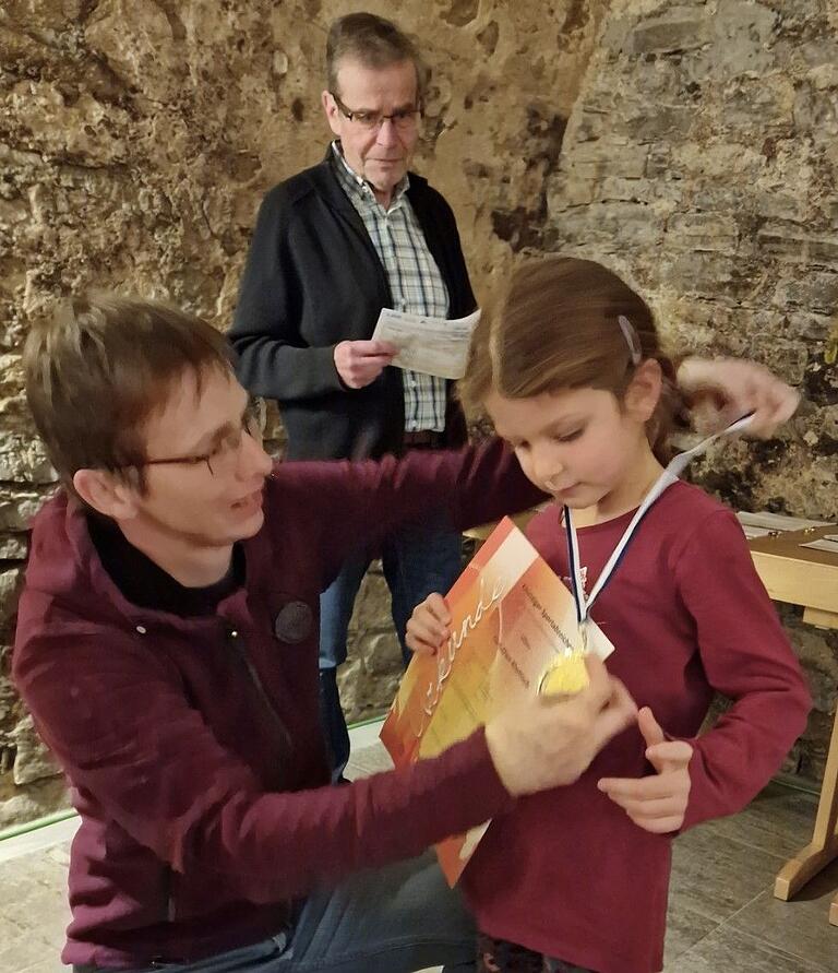 Auch unter sechs Jahren machten schon welche bei der Sportabzeichenaktion mit, wie die fünfjährige Dorothee Kleemich, die dafür von der TGV mit einer separaten Urkunde und einer Medaille ausgezeichnet wurde. Auch unter sechs Jahren machten schon welche bei der Sportabzeichenaktion mit, wie die fünfjährige Dorothee Kleemich, die dafür von der TGV mit einer separaten Urkunde und einer Medaille ausgezeichnet wurde.
