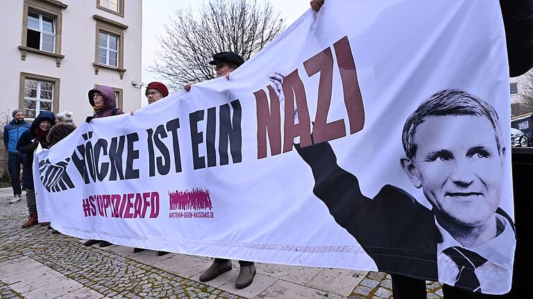 Demonstrationen gegen Rechtsextremismus.jpeg       -  'Björn Höcke ist ein Nazi' steht auf dem Transparent mit dem Bild von Björn Höcke, Thüringer AfD-Chef, das Teilnehmer einer Demonstration vor dem Thüringer Landtag in den Händen halten.