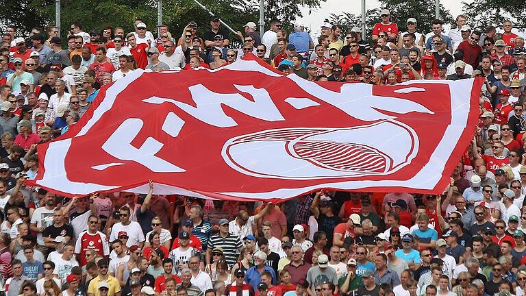 Fussball, 2. Bundesliga, FC Würzburger Kickers - 1. FC Kaiserslautern - Die Stadt will den Kickers bei der Suche nach einem neuen Stadionstandort helfen. Fussball, 2. Bundesliga, FC Würzburger Kickers - 1. FC Kaiserslautern - Die Stadt will den Kickers bei der Suche nach einem neuen Stadionstandort helfen.