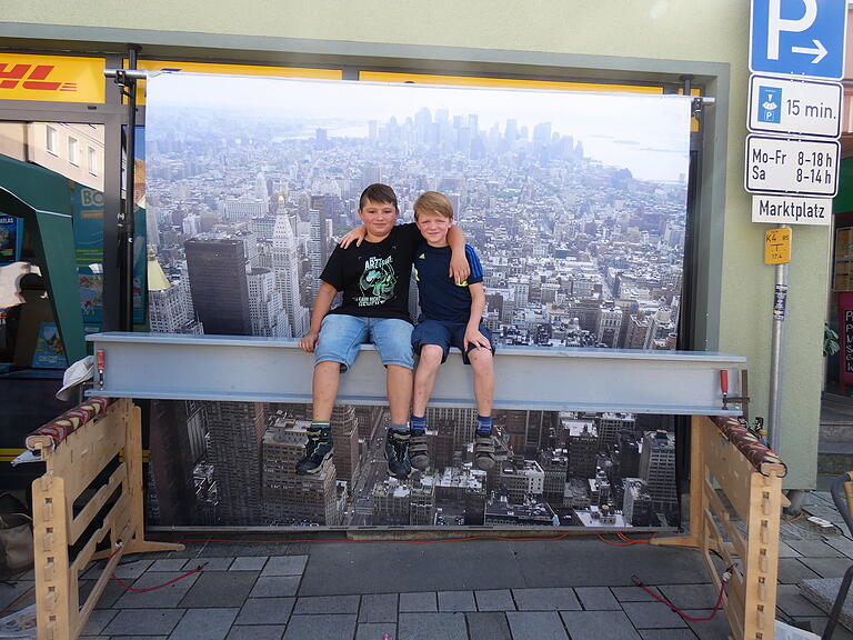 „… ich war noch niemals in New York“ … dafür saßen Michael und Bastian fotogen vor einer Wolkenkratzerkulisse. „… ich war noch niemals in New York“ … dafür saßen Michael und Bastian fotogen vor einer Wolkenkratzerkulisse.